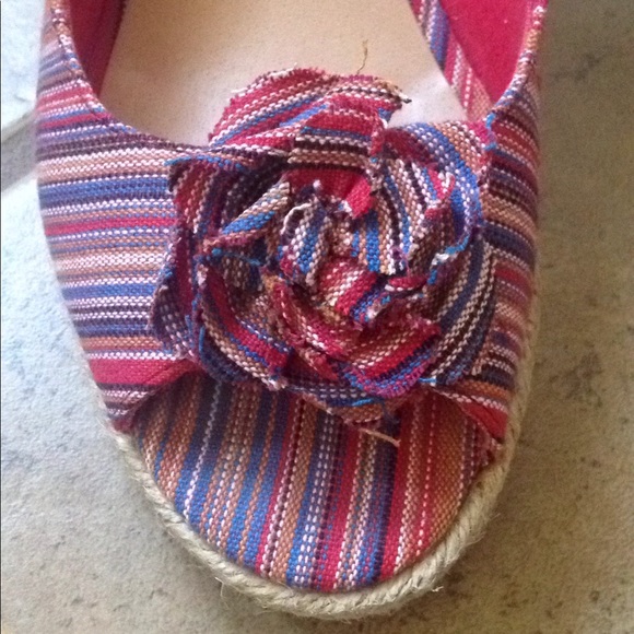 πPrice Drop! Like New Women's Size 8 Striped Wedged Sandals - Picture 2 of 8